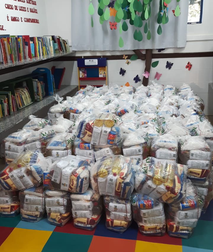 FAMÍLIAS DE ALUNOS DA REDE MUNICIPAL DE ENSINO RECEBEM KIT DA SECRETARIA DE EDUCAÇÃO